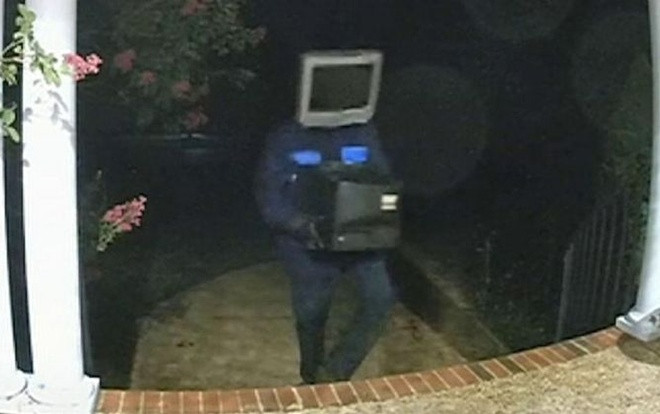 Bí ẩn nhân vật đeo mặt nạ TV lẳng lặng đặt TV cũ trước cửa hơn 50 ngôi nhà rồi bỏ đi không dấu vết Ảnh 2