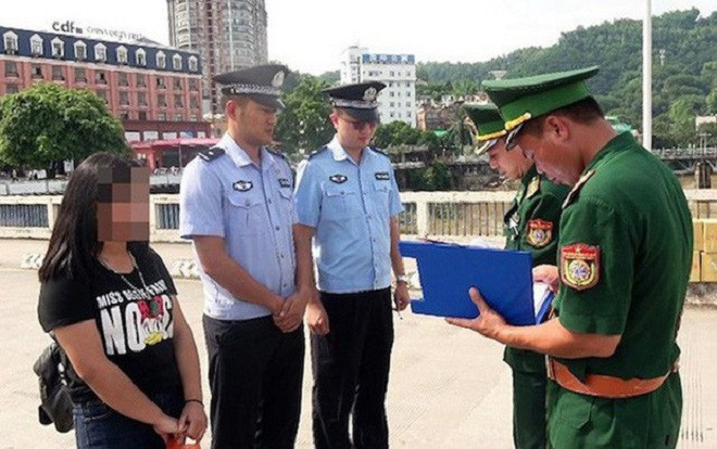 2 thiếu nữ sinh đôi 16 tuổi bị bạn của mẹ lừa bán sang Trung Quốc Ảnh 2