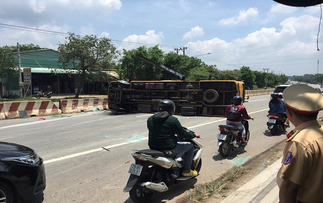 Lật xe khách ở Bình Dương, hàng chục hành khách hoảng loạn kêu cứu Ảnh 2