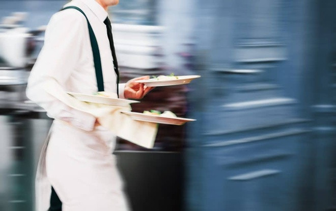 Chờ bánh sandwich quá lâu, khách bắn chết bồi bàn Ảnh 2