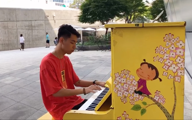 Ngẫu hứng chơi piano solo 'Hồng nhan' ngay giữa phố, K-ICM thu hút sự chú ý của người dân Seoul, Hàn Quốc Ảnh 2