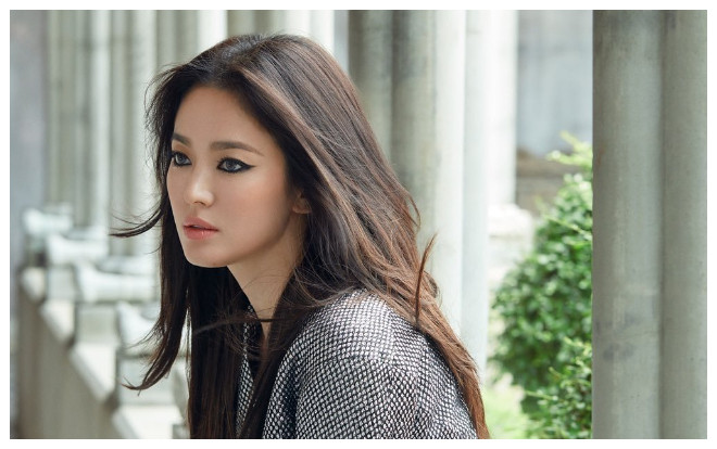 Hậu ly hôn Song Hye Kyo 'lột xác' với kiểu make up đậm đầy quyến rũ và cá tính Ảnh 2