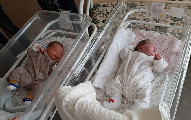 Hai em bé song sinh chào đời cách nhau… 2 tháng rưỡi: 50 triệu ca mới có 1 Ảnh 2