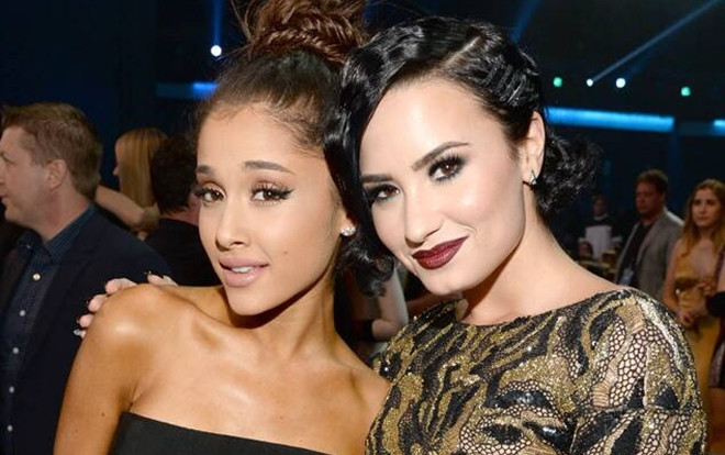 Fan gào thét khi thấy Ariana Grande và Demi Lovato tình cảm đến thế này mà vẫn chưa chịu hợp tác cùng nhau! Ảnh 2