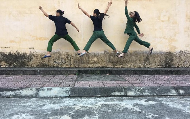 Khoảnh khắc đáng yêu khi đi học quân sự gây sốt CĐM: 'Dù cố thế nào vẫn không thể có được bức ảnh tử tế' Ảnh 2