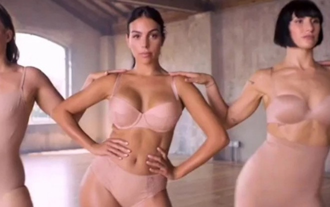 Bạn gái Ronaldo gây 'sốc' khi khoe trọn 3 vòng khi quảng cáo đồ lót Ảnh 2