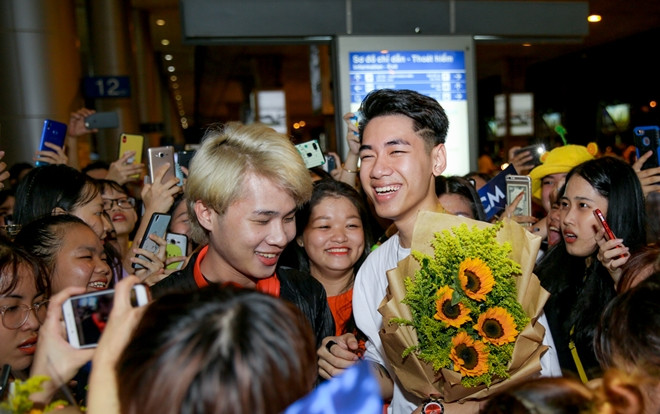 K-ICM và Jack choáng trước hàng trăm fan chào đón 'rần rần' tại sân bay lúc nửa đêm trong ngày trở về từ Hàn Quốc Ảnh 2