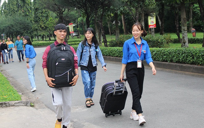 Hàng ngàn tân sinh viên được các tình nguyện viên trường ĐH Nông Lâm TP.HCM tận tình hướng dẫn trong ngày đầu nhập học Ảnh 2