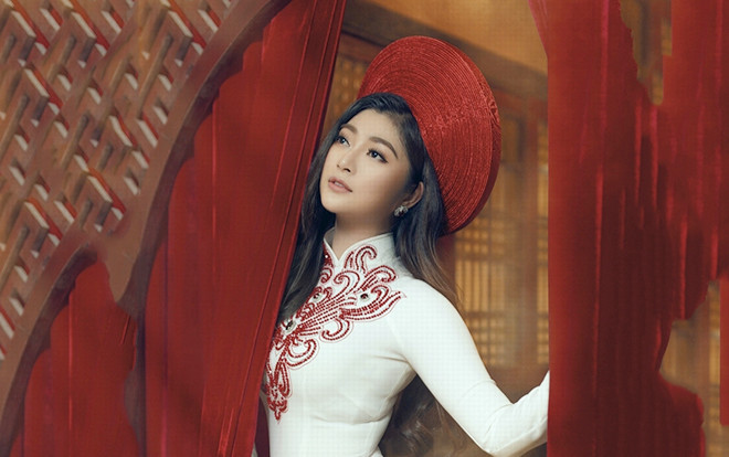 Áo dài ăn hỏi giúp cô dâu khoe trọn combo eo thon ngực nở gợi cảm Ảnh 2