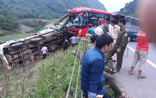 Xe khách tông vào đuôi ô tô tải khiến tài xế và nữ hành khách tử vong, 14 người bị thương Ảnh 2