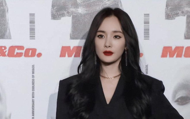 Dương Mịch hóa 'bad girl' sắc lẹm lấn át mỹ nữ Tân Cương Ảnh 2