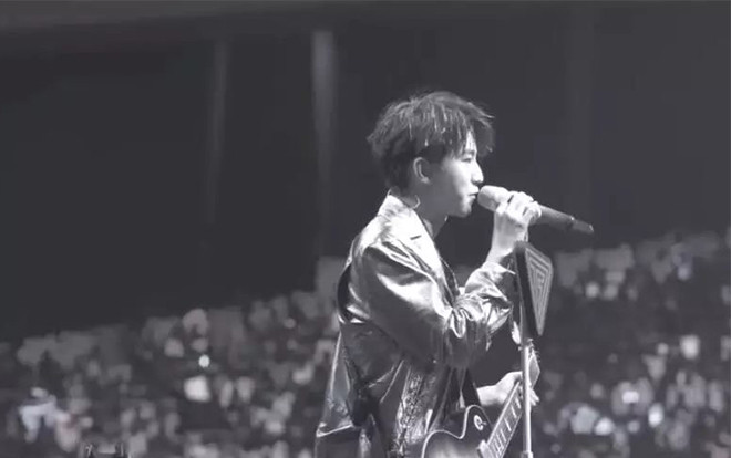 Studio Vương Tuấn Khải chỉnh ảnh thành đen trắng che giấu sự thiếu hụt fan only trong concert kỷ niệm TFBoys Ảnh 2