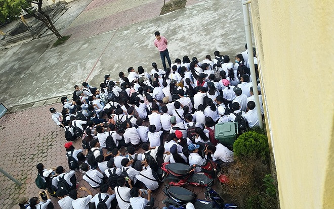 Khoảnh khắc 'nhọ' nhất năm của các cô cậu học trò: Từ giờ nhớ đội mũ bảo hiểm đi học nhé! Ảnh 2