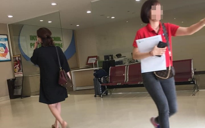 Người phụ nữ cười cợt giơ điện thoại chụp hình bà mẹ mặc đồ ở nhà khi đưa con vào viện cấp cứu gây phẫn nộ Ảnh 2