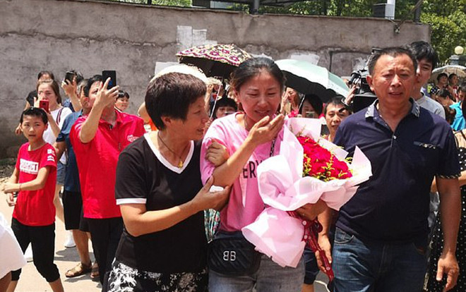 Mất tích suốt 30 năm ròng rã, cô gái khóc nghẹn trong ngày đoàn tụ với người thân Ảnh 2