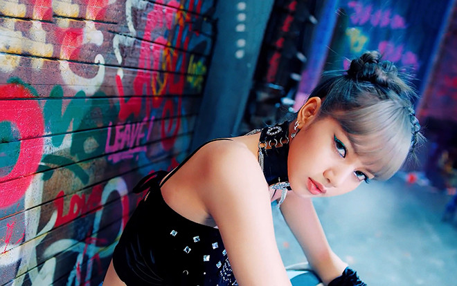 Thật kỳ lạ, Lisa - Blackpink body 0% mỡ thừa nhưng mặt vẫn đầy đặn, không bị hốc hác! Ảnh 2