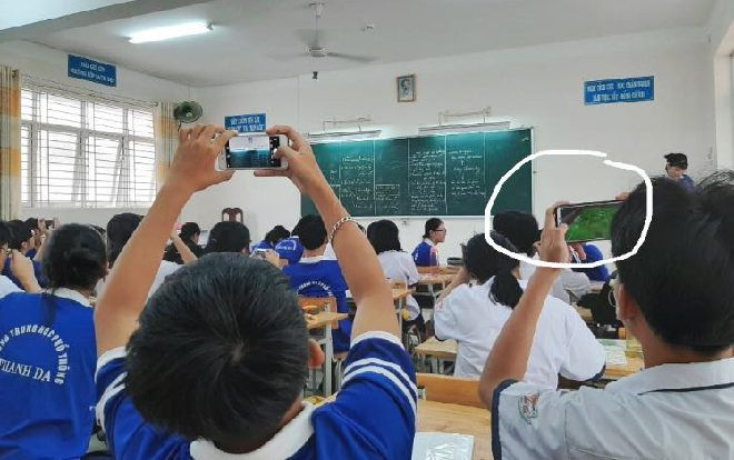 Giơ cao điện thoại để chụp bài trên bảng, nam sinh lộ ra chi tiết ‘bất thường’ khiến cộng đồng mạng không thể nhịn cười Ảnh 2