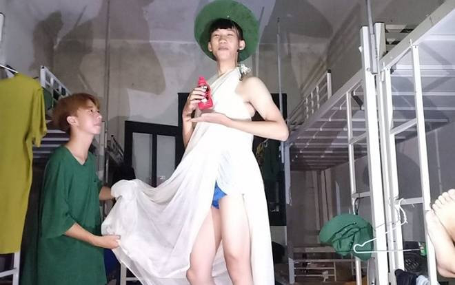 Nam sinh Đại học Khoa học Tự nhiên với màn hóa trang giả gái trong kì học quân sự khiến ai cũng phải phì cười Ảnh 2
