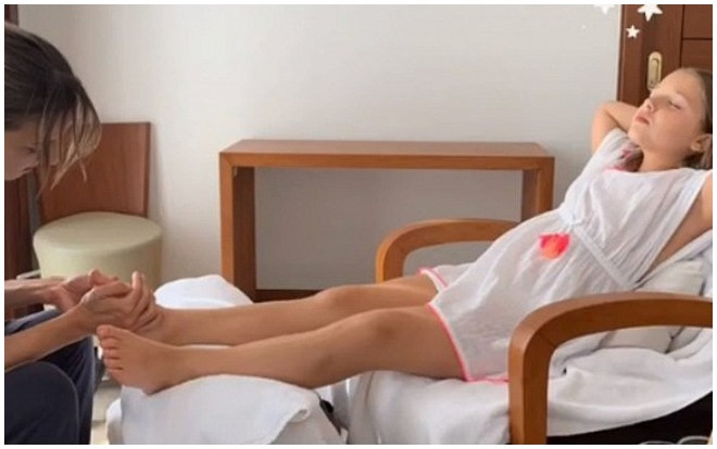 Victoria Beckham lại gây tranh cãi khi đưa con gái út Harper đi spa Ảnh 2