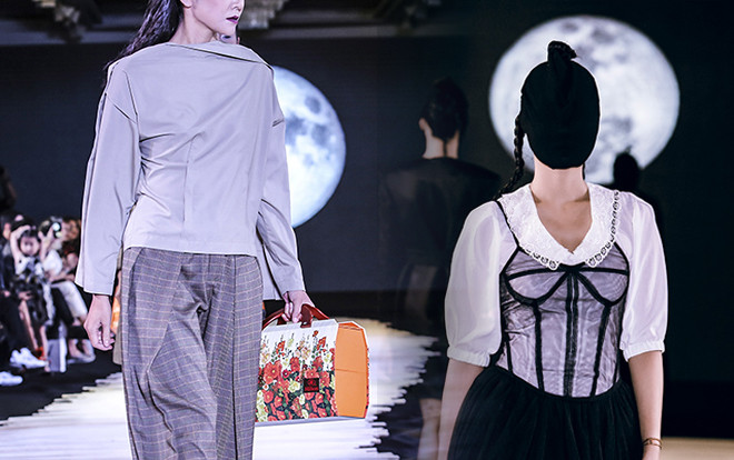 Người mẫu Việt bịt kín mặt, xách túi độc đáo sải bước trên sàn runway Ảnh 2