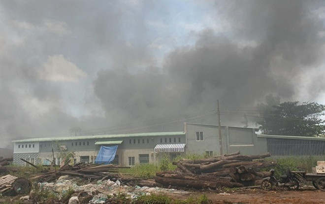 Cháy lớn tại nhà xưởng và cơ sở sản xuất hàng thời trang ở Sài Gòn, khói đen bốc cao hàng chục mét Ảnh 2
