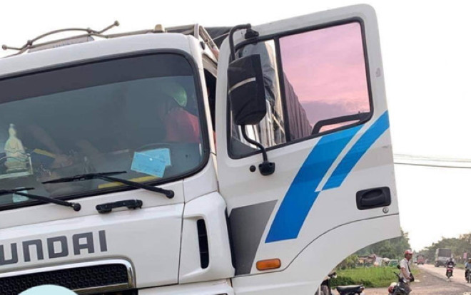 Bất ngờ đột quỵ khi đang lái xe, phụ xế nhanh chóng phản ứng giúp thoát chết trong gang tấc Ảnh 2