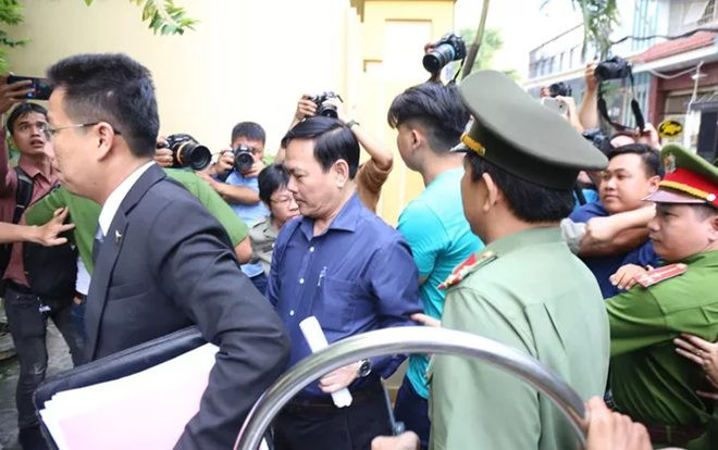 Xử kín vụ bé gái nghi bị dâm ô trong thang máy: Ông Nguyễn Hữu Linh bình tĩnh cùng luật sư đến tòa Ảnh 2