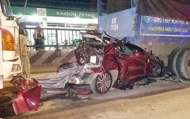 Ô tô 4 chỗ bị tông biến dạng kẹp giữa 2 xe tải, 4 người trong gia đình mắc kẹt khóc thét Ảnh 2