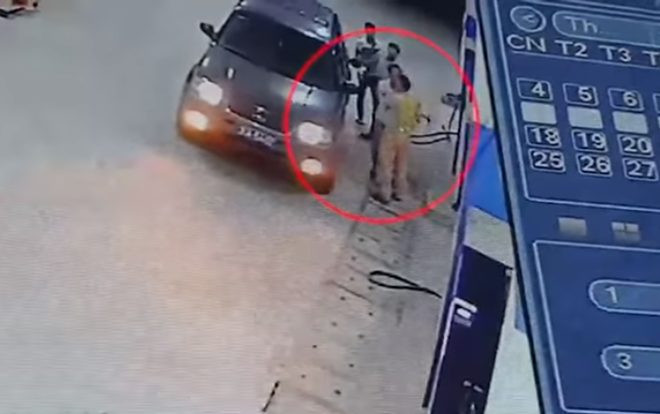 Người đàn ông say xỉn tát vào mặt cảnh sát giao thông rồi buông lời thách thức chửi bới Ảnh 2