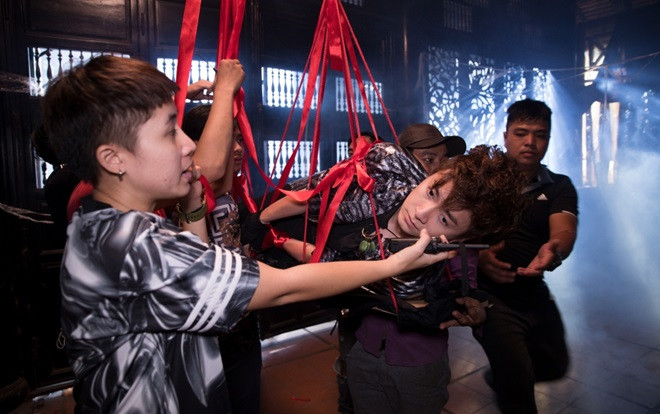 Fan 'phát hoảng' với hình ảnh Ngô Kiến Huy bị đạo diễn Đinh Hà Uyên Thư… buộc và treo lơ lửng Ảnh 2