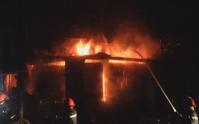 Gần trăm cảnh sát dập lửa 2 căn nhà bốc cháy nơi góc ngã tư chợ ở Đắk Lắk trong đêm Ảnh 2