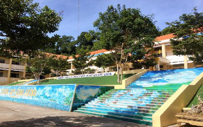 Không gian sống ảo siêu 'xịn’ với những bậc thang rực rỡ màu sắc ngay trong một trường cấp 3 tại tỉnh Lâm Đồng Ảnh 2