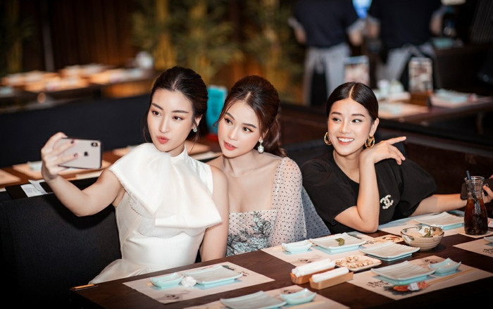 'Chị chị em em' với Đỗ Mỹ Linh, Hoàng Yến Chibi, Sam chứng minh nhan sắc 'không phải dạng vừa' Ảnh 2