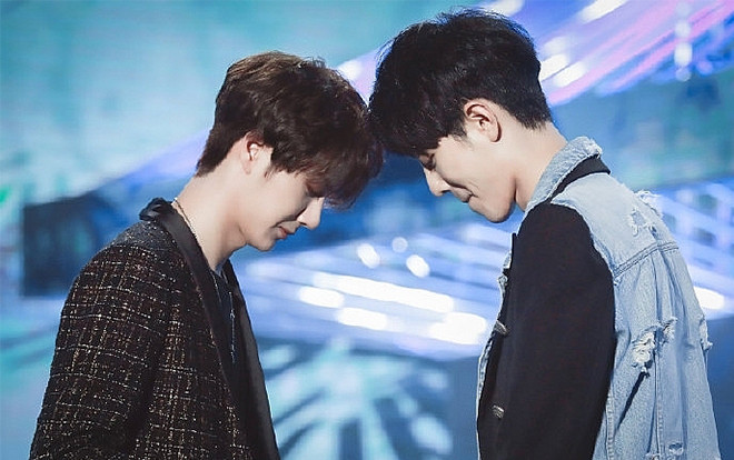 Thái độ trái ngược giữa Vương Nhất Bác và Tiêu Chiến khi được fan vây quanh Ảnh 2