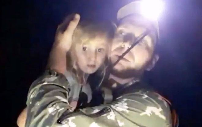 3 ngày đi lạc trong rừng và bị gấu nâu rình rập, bé gái 5 tuổi sống sót thần kỳ Ảnh 2