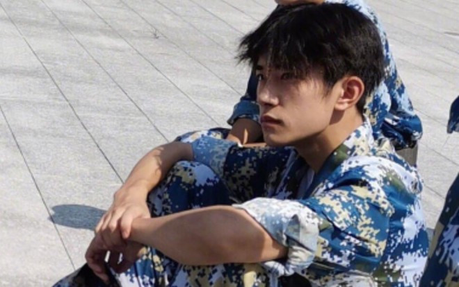 Dịch Dương Thiên Tỉ đẹp trai ngỡ ngàng trong khóa học quân sự Ảnh 2