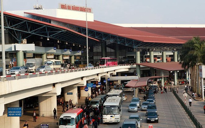 Lăng mạ, nhổ nước bọt vào mặt nhân viên an ninh sân bay Nội Bài rồi còn lăn ra sàn ăn vạ khi bị ngăn cản chèo kéo khách Ảnh 2