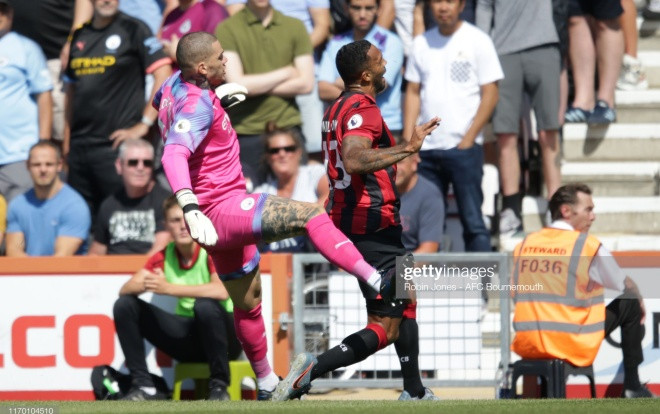 Thủ môn Man City đạp gãy chân đối thủ Ảnh 2