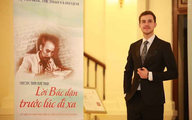 Chàng trai người Anh hát về Bác Hồ bằng cả trái tim Ảnh 2