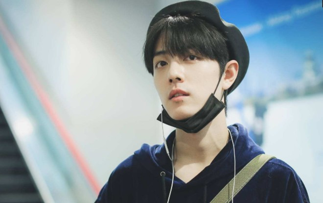 Tiêu Chiến bị fan cuồng đụng chạm tay, nhanh chóng chạy trốn làm fan ruột đau lòng Ảnh 2