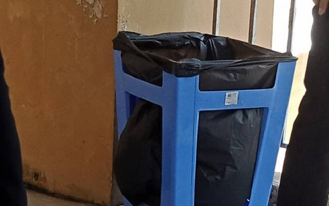 Không có điều kiện mua thùng đựng rác, lớp học nảy ra sáng kiến khiến CĐM phải gật gù: 'IQ vô cực' Ảnh 2