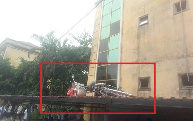 'Nhất quỷ nhì ma, thứ ba học trò': Hết trò giấu dép giờ còn giấu luôn cả xe của bạn, như thế này biết lấy xuống kiểu gì đây? Ảnh 2