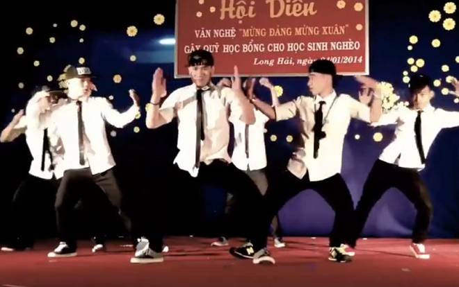 Quên cái thời múa 'Mái trường mến yêu' đi, 5 năm trước trường người ta đã tự biên đạo nhảy remix Con bướm xuân cực ngầu rồi đây này! Ảnh 2