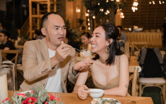 Vợ chồng Thu Trang - Tiến Luật mặc đồ đôi, tình tứ âu yếm nhau giữa sự kiện Ảnh 2