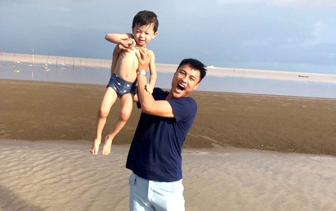 Bị HLV Park 'ngó lơ', Mạc Hồng Quân đưa Kỳ Hân và cu Tỏi đi biển Ảnh 2