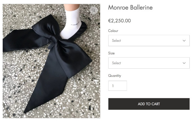 Hơn 2000 Euro cho một đôi giày có chiếc nơ to 'tổ chảng', bạn có dám mua? Ảnh 2