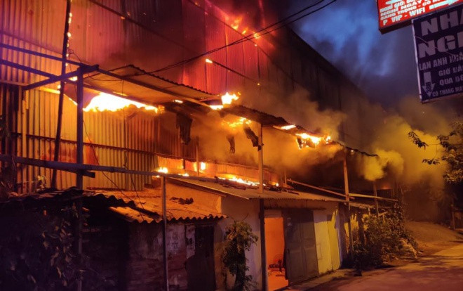 Cận cảnh hiện trường vụ cháy cực lớn kèm nhiều tiếng nổ tại nhà máy phích nước Rạng Đông Ảnh 2