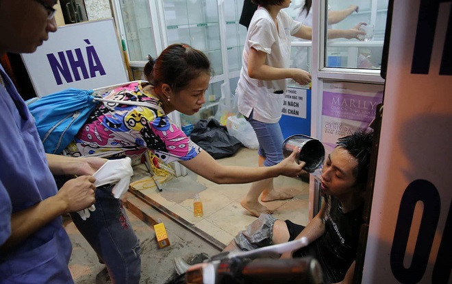 Hình ảnh người phụ nữ vẻ mặt lo lắng, dội nước sơ cứu cho chiến sĩ cứu hỏa hồi tỉnh gây xúc động mạnh Ảnh 2