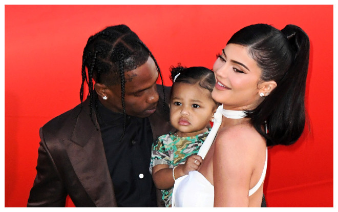 Kylie Jenner gây chú ý khi lần đầu tiên đưa con gái Stormie đi thảm đỏ dự ra mắt phim của bạn trai Ảnh 2