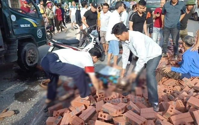 Xe chở gạch đè lên xe máy, người vợ tử vong còn cụ ông nhập viện cấp cứu Ảnh 2